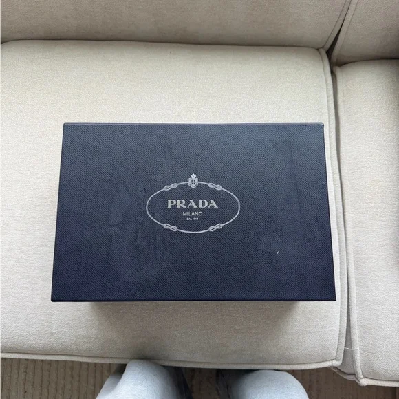 PRADA - Picture 5 of 8